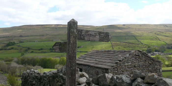wooden sign to pennine way