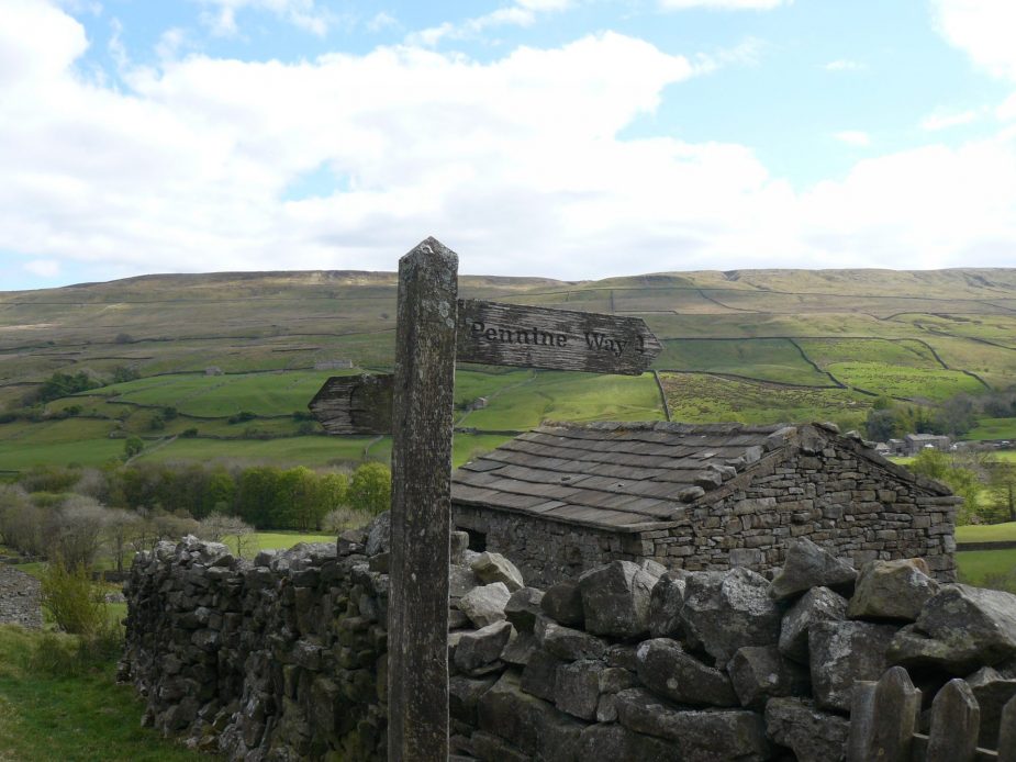 wooden sign to pennine way